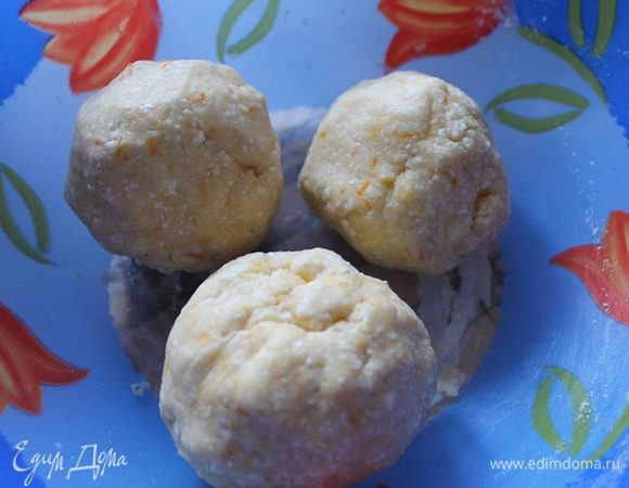 Разделить тесто на три части и убрать в холодильник на 30 минут.