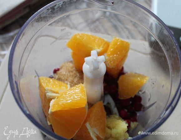 Для первой начинки натертый имбирь положить в блендер, добавить мякоть половины апельсина, клюкву, сахар, мед и все смешать.