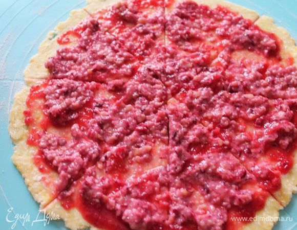 Разделить на восемь частей. И свернуть рогалики. Смазать желтком.
