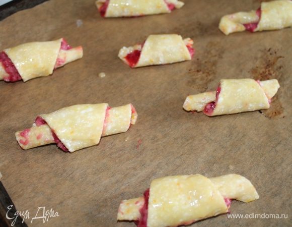 Выпекать 15-25 минут. Все зависит от вашей духовки, у меня пеклись 15 минут. С остальным тестом проделать то же самое.