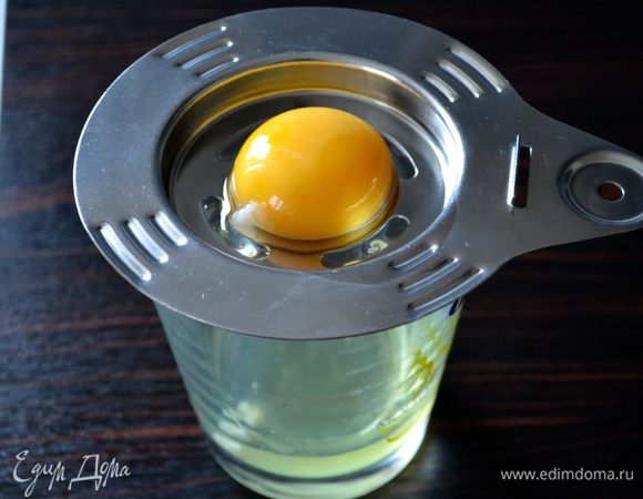 Белки отделите от желтков.