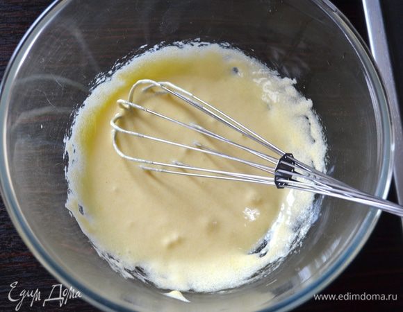 Желтки взбейте с 85 г сахара и щепоткой соли.