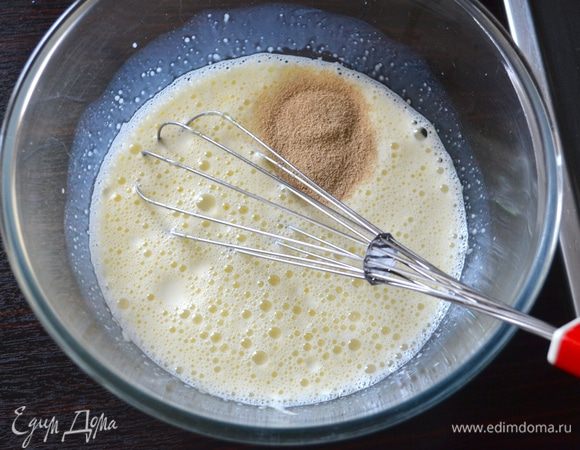 Влейте тёплое молоко и добавьте дрожжи, хорошо перемешайте.