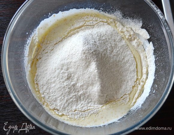 Всыпьте просеянную муку и снова хорошо перемешайте.