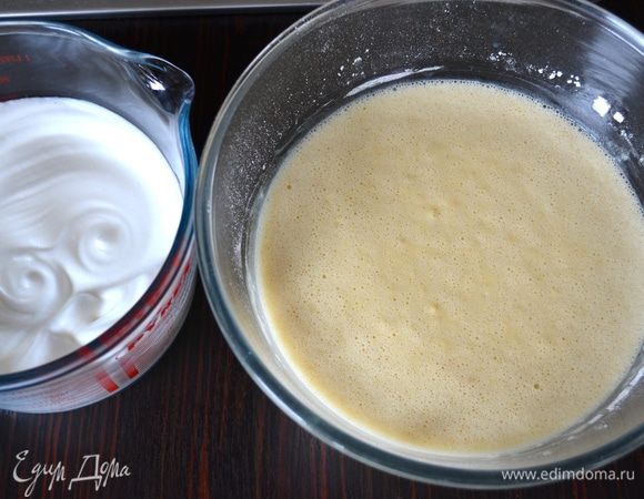 Белки взбейте до устойчивых пиков с оставшимся сахаром.