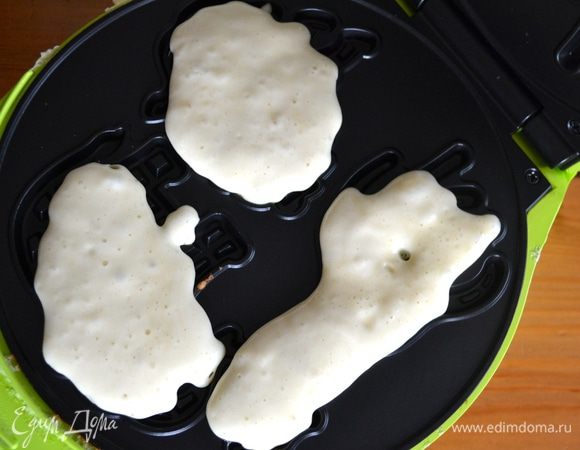 Выпекайте в разогретой вафельнице до готовности.