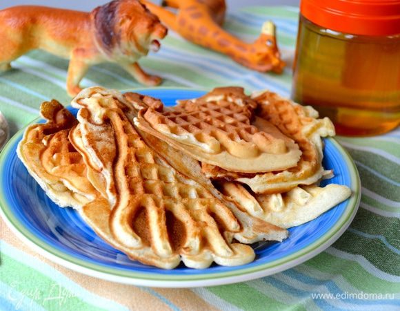 Подавайте с чем больше нравится вам и вашим деткам: с соусами, сахарной пудрой, взбитыми сливками, вареньем, сгущёнкой, мёдом...