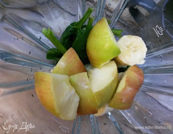 В блендер отправляем банан, яблоко и шпинат. Добавляем воду и лимонный сок. Взбиваем до однородности.