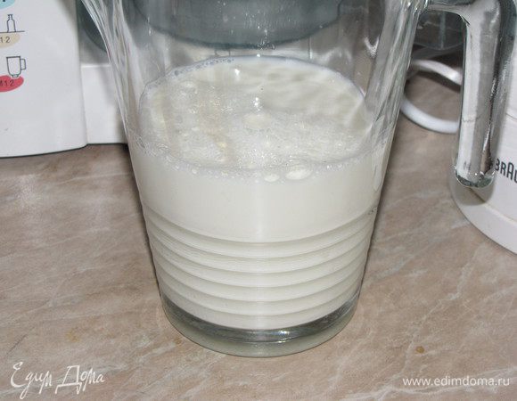 Пропустить полученную миндальную смесь через марлю, сложенную в несколько слоев и хорошо отжать. Получается около трех стаканов миндального молока.