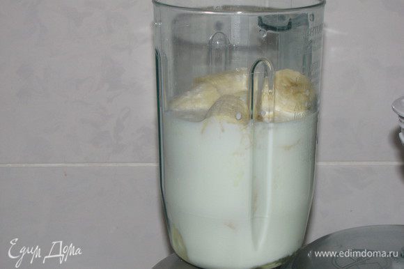 Миндальное молоко перелить в блендер, добавить нарезанные на кусочки бананы, мед, ваниль. Выдавить сок одного лимона. Все взбить до получения однородной кремовой консистенции.