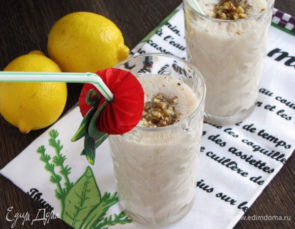 Готовый смузи разлить по стаканам, добавить немного измельченных орехов.