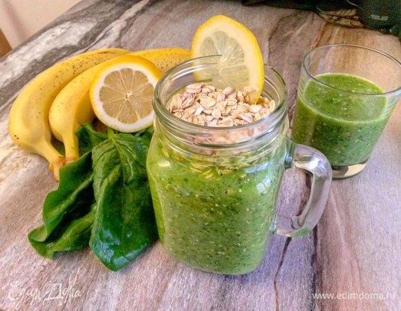 Разливаем по бокалам. Сверху в стаканы можно выложить еще по ложке овсяных хлопьев. Украшаем лимоном. Отличного дня!