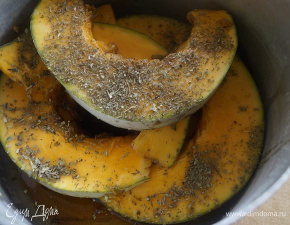 Тыкву нарезать очистить от семечек, кожуру не срезать. Полить оставшимся соевым соусом и посыпать базиликом, оставить на 30 минут.