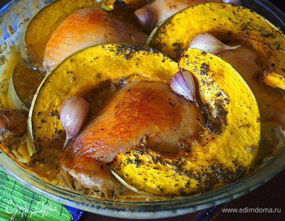 Залить все сливками и поставить в разогретую до 180 гр.духовку на 40-45 минут. Готовое блюдо подать к столу. Приятного аппетита!