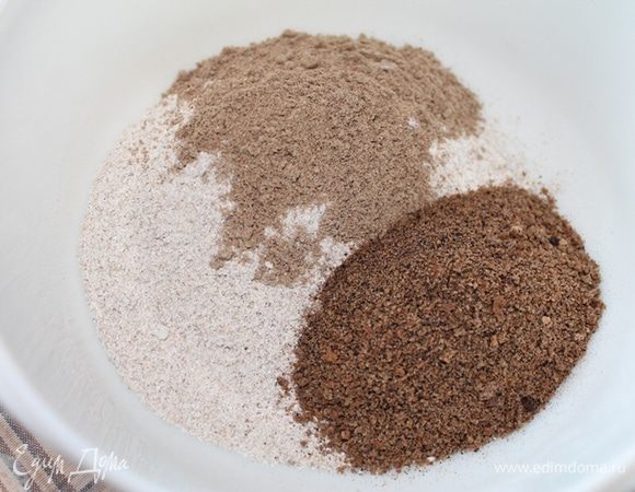 Для заварки смешать муку и солод.