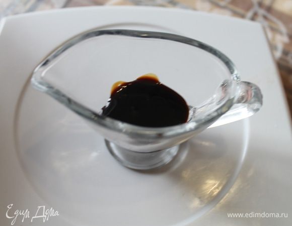 Для теста развести в воде патоку, соль. 