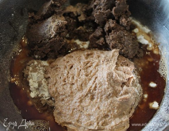 В отдельной миске просеять муку, влить в нее воду, выложить заварку и закваску. 