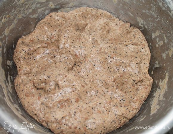 В итоге тесто должно получиться тяжелым, густым и немного липким. Оно обязательно должно быть влажноватым, если это не так, добавьте немного воды. 