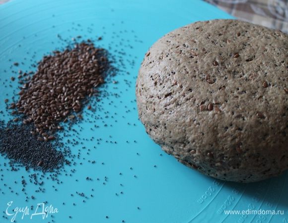 Через три часа наше тесто (оно не вырастет сильно, но заметно поднимется), выкладываем на рабочую поверхность (смочить водой или смазать маслом).
