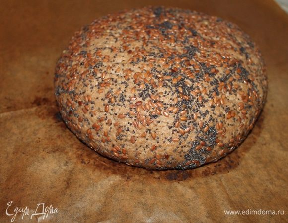 Хлеб положите швом вниз на пергамент, поставьте в теплое место и накройте мокрым полотенцем. Полотенце надо смачивать каждые  полчаса. 
Если вы используете расстоечную корзинку, то хлеб укладывайте швом вверх.