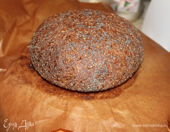 Духовку разогреть до 230 градусов в течение 40-45 минут, вниз поставить противень с водой. Перед посадкой в духовку хлеб смочите водой и сделайте надрезы, просто крест-накрест (в этот раз я забыла это сделать). Выпекать с паром первые 15 минут. Затем воду убрать и печь еще 30 мин при температуре 210 градусов.