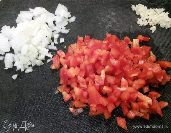 В день выпечки вам понадобится около 30 минут и ваша пицца будет готова. И так: тесто разделите на 2 части, раскатайте в овалы 2-3 мм толщиной. 