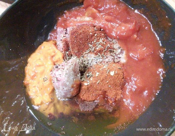 Для начинки смешайте все ингредиенты. Перец, лук и чеснок предварительно необходимо мелко порубить. В начинку добавляют 1 ст. л. айвара. Ещё в начинку идёт щепотка сумаха (у меня нет такой специи, я добавила лимонный сок).

* айвар это паста из печёных перцев. Если её нет, то можно спечь перец, снять кожицу, удалить семена и пюрировать его. 
* сумах используется в среднеазиатской кухне, практически заменяя лимон, к тому же придавая пище вишнево-красный цвет. Сумах кладут в блюда из рыбы и птицы, в маринады, салаты, кебабы, блюда из бобовых. В Турции и Иране молотым сумахом обычно посыпают рис. В Ливане, Сирии и Египте очень густой отвар ягод сумаха добавляется в мясные и овощные блюда. Соус из йогурта с сумахом часто подают к кебабам.