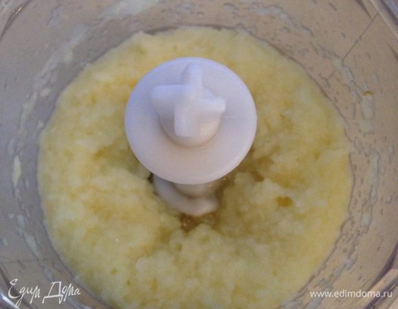 Курицу чистим, режем на части и снимаем кожу!  (я не снимала, но желательно снять , потому что так она будет карамелизированной и более глянцевой)
Лук, чеснок и свежий имбирь очищаем, нарезаем и измельчаем в блендере до кашеобразного состояния.
