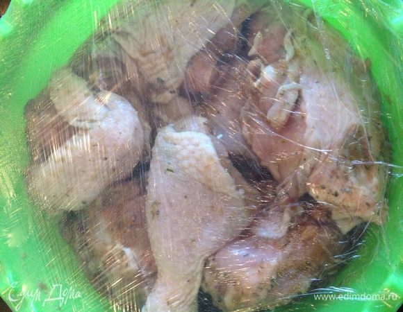 Маринадом хорошенько обмазать каждый кусочек курицы и накрыв пищевой пленкой положить в холодильник мариноваться не меньше чем на 1 час, можно и на всю ночь.