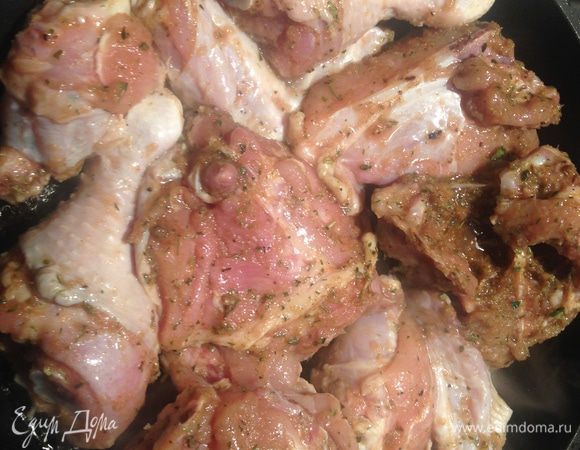 Слегка очистить от маринада кусочки курицы и обжарить на растительном масле со всех сторон до румяности, а затем залить 100 мл воды и потушить под крышкой до полного испарения воды.