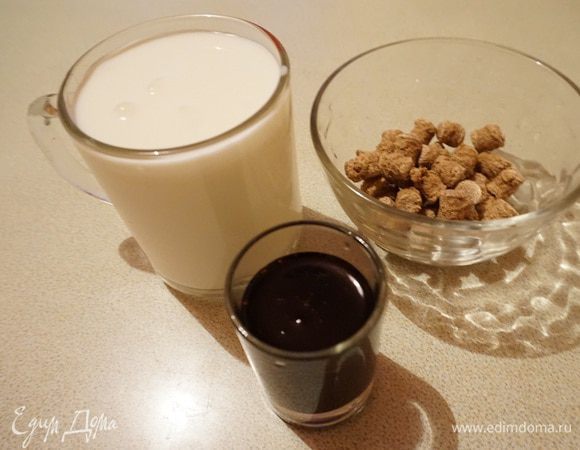 Кефир, отруби и черничный сок (свежий, из мультиварки или компот), ржаные отруби поместить в блендер.