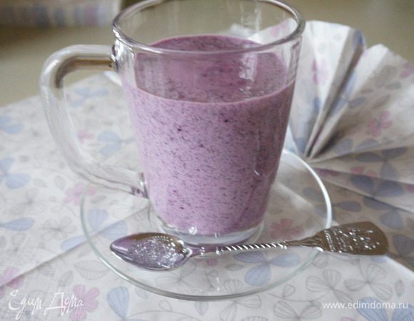 Наливаем в стакан или красивую чашку и подаем. Есть один нюанс: если напиток постоит дольше 5 минут, он загустеет и станет по консистенции как мусс, который можно кушать ложкой. Такой коктейль довольно сытный и вполне может заметить завтрак или даже ужин.