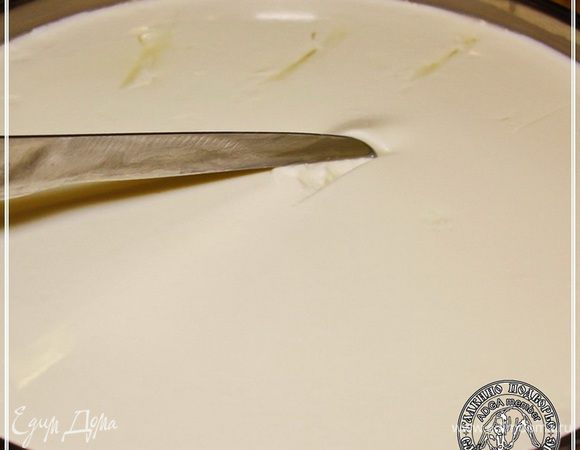 Через время, определенное свойствами молока и технологиями, образуется плотный сырный сгусток, которому надо дать созреть? Как? А накрыть кастрюлю крышкой и дать постоять пару часов. Ну, если сильно не терпится, то через час уже можно будет продолжать процесс.
