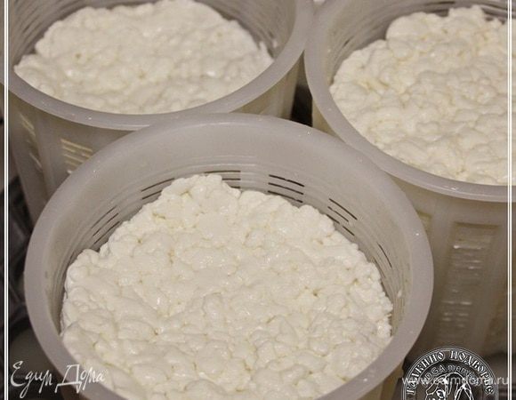 … перемещая то самое, получившееся сырное зерно, в формы.