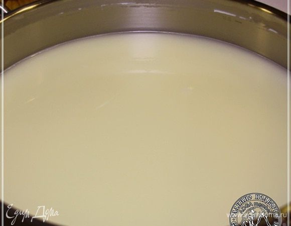 Замечу, что из сыворотки, которая образовалась после того, как из нее был вынут сырный сгусток, делается еще один сыр. Он называется анари. Аналог рикотты. Делается он очень просто.
Только тут имеет значение один немаловажный фактор. Значение имеют параметры молока. Помимо жирности в изначально молоке должно быть высокое содержание белка. Чем оно выше, тем качественнее получится этот сыр из сыворотки, ну и количество тоже….
Итак, небольшое отступление. Про анари.
Это сыворотка, которая осталась после извлечения сырного сгустка. Просто ставим кастрюлю на огонь и … будем доводить до кипения.
