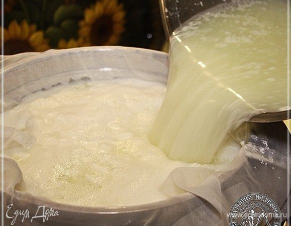 Просто сливаем сыворотку, процеживая ее через мешочек, в котором потом анари будет формироваться – стекать.