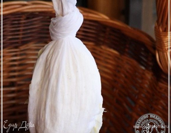 И подвешиваем. Чтобы влага окончательно стекла и анари уплотнился – подсох. 
Мы, конечно его, анари, съедим, пока он будет свежим и мягким. Уж больно этот толи творог, толи сыр вкусен. А киприоты, например, его сушат. А потом…, на минутку – не трут, а толкут. И с макаронами … ох и вкусно. Честно. Сам пробовал.