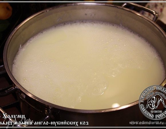 А мы вернемся к халуми….
Сыворотку, которая образовалась, после извлечения из нее анари, снова разогреваем.
