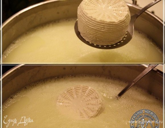 И, опускаем в нее головки халуми. 