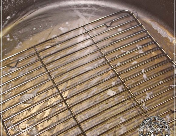 Не забудьте положить на дно кастрюли какую-нибудь решетку, чтобы головки не прилипли ко дну емкости.