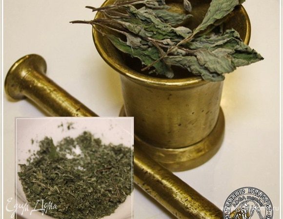 Помните, было упомянуто, что в халуми добавляется мята? Свежей уже нет, так что надо взять немного сушенной и растолочь ее в ступке. Не очень мелко только. 