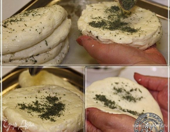 И мята. Посыпаем толченой мятой поверхность головки и складываем ее пополам. Как пирожок.