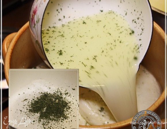 Смешиваем немного соли и толченой мяты. Размешиваем это дело с сывороткой. И заливаем внутрь того самого горшка, где уже уложен халуми.