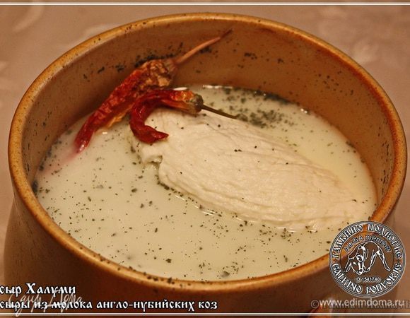 Нет, не подумайте, сыр сыворотку в себя не впитал. Просто халуми настолько вкусен, что долго он не пролежал. А лишняя, что называется, сыворотка, просто оказалась не нужна. Вот и слили.