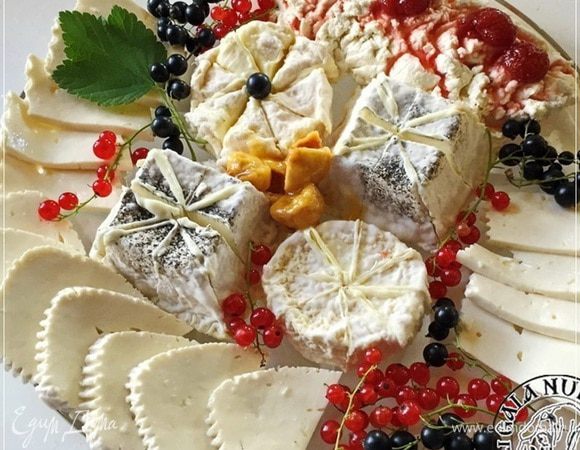 И ... вот такая сырная тарелка. В комплексе. Если вдруг захочет что-то из этого попробовать, обращайтесь в личку. Поделимся обязательно.
И про другие сыры тоже расскажу. Постепенно.