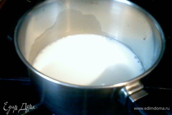 В сотейник наливаем молоко, ставим на плиту и немного разогреваем. Затем емкость перемещаем в сторону и приступаем к следующему шагу.