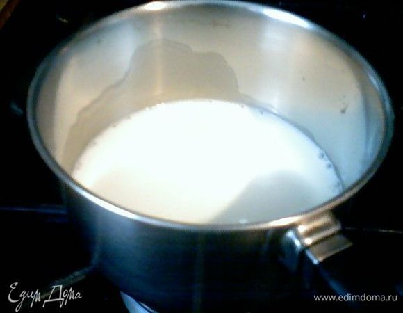 В сотейник наливаем молоко, ставим на плиту и немного разогреваем. Затем  емкость перемещаем в сторону и приступаем к следующему шагу.