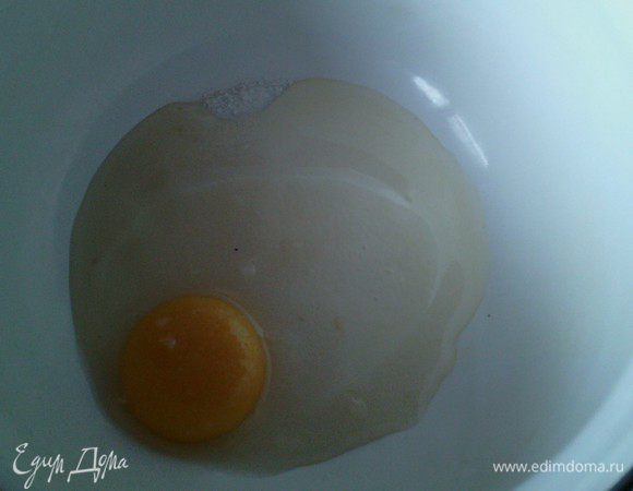 В кастрюльку разбиваем 1 яйцо, насыпаем сахарный песок 1 столовую ложку, соль 0,5 ложки и размешиваем венчиком.
