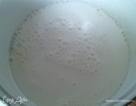 В приготовленную массу вливаем молоко, перемешиваем.