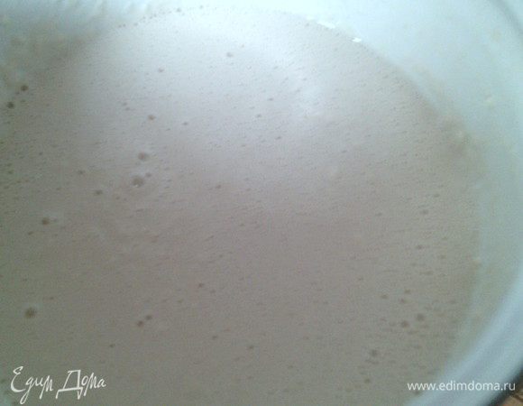 По чуть- чуть добавляем муку и сразу же размешиваем. Тесто должно получится без комочков, как сметана. Оставляем тесто на 15 минут.